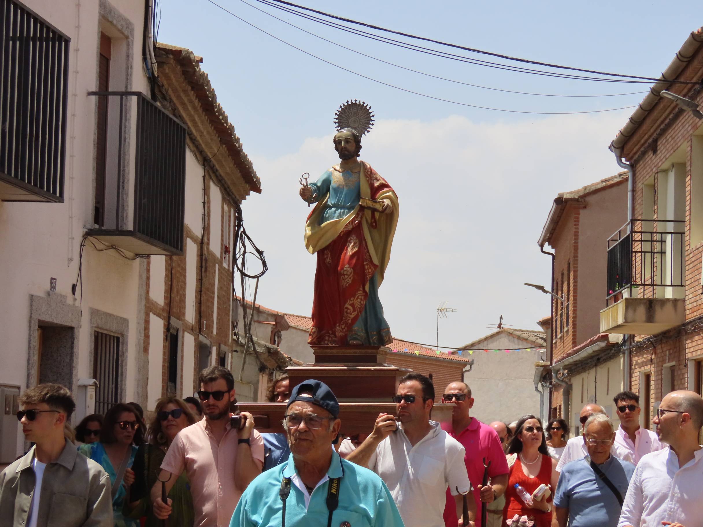 Animada y calurosa procesión en honor a San Pedro Apóstol en Paradinas de San Juan