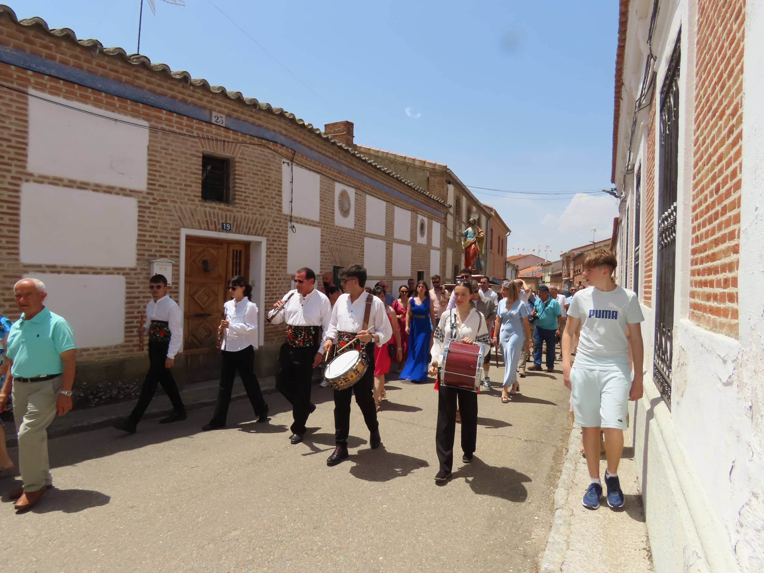 Animada y calurosa procesión en honor a San Pedro Apóstol en Paradinas de San Juan