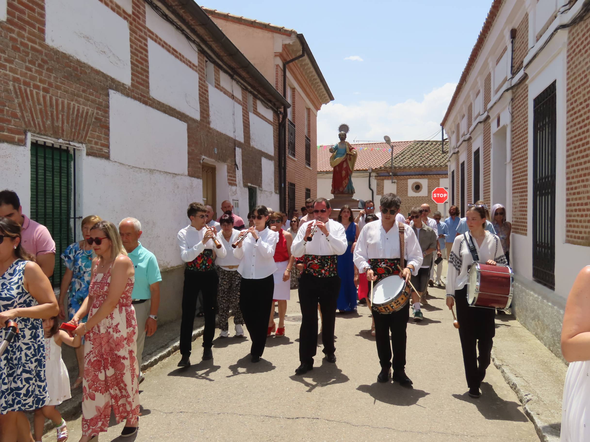 Animada y calurosa procesión en honor a San Pedro Apóstol en Paradinas de San Juan