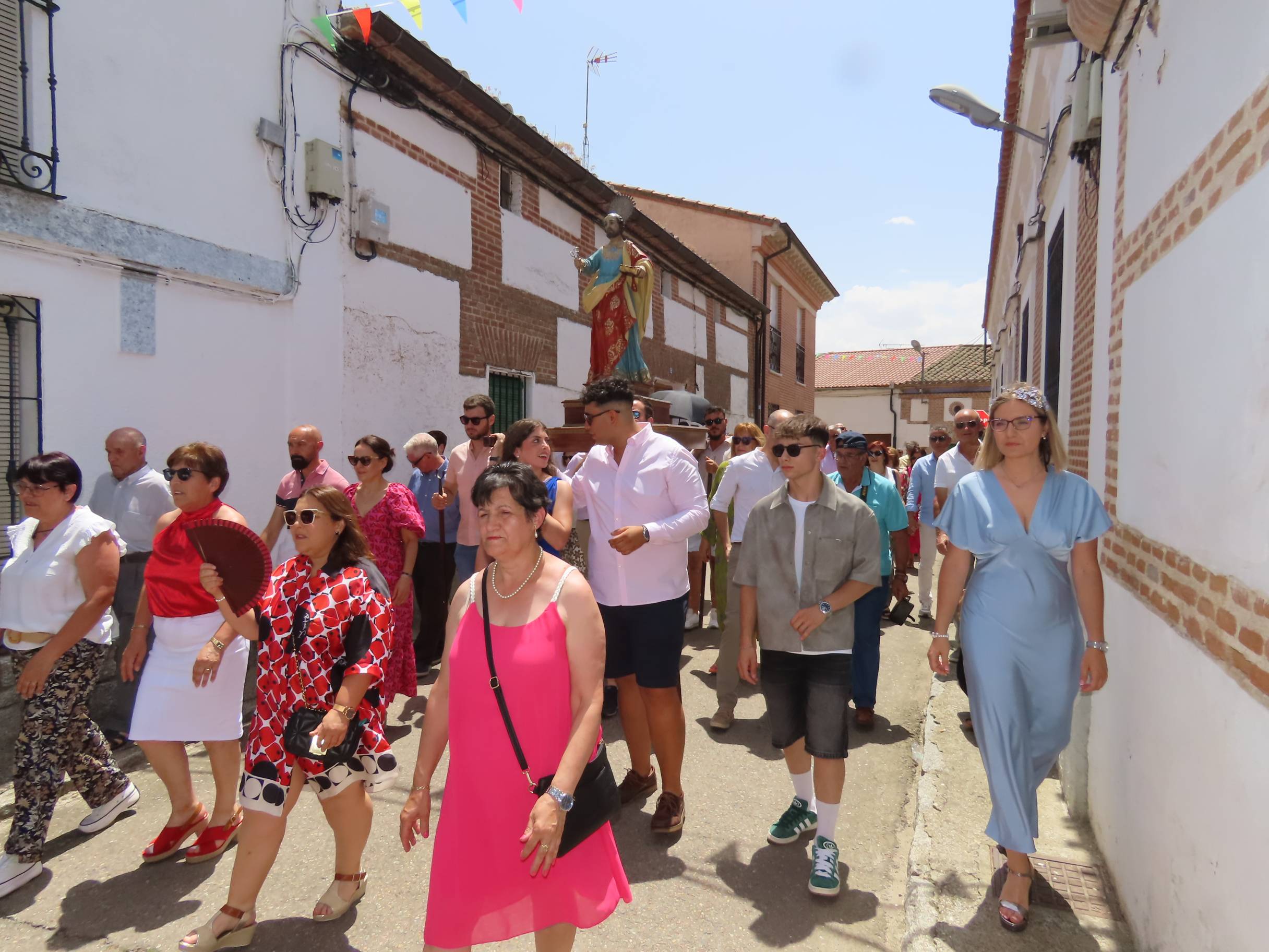 Animada y calurosa procesión en honor a San Pedro Apóstol en Paradinas de San Juan