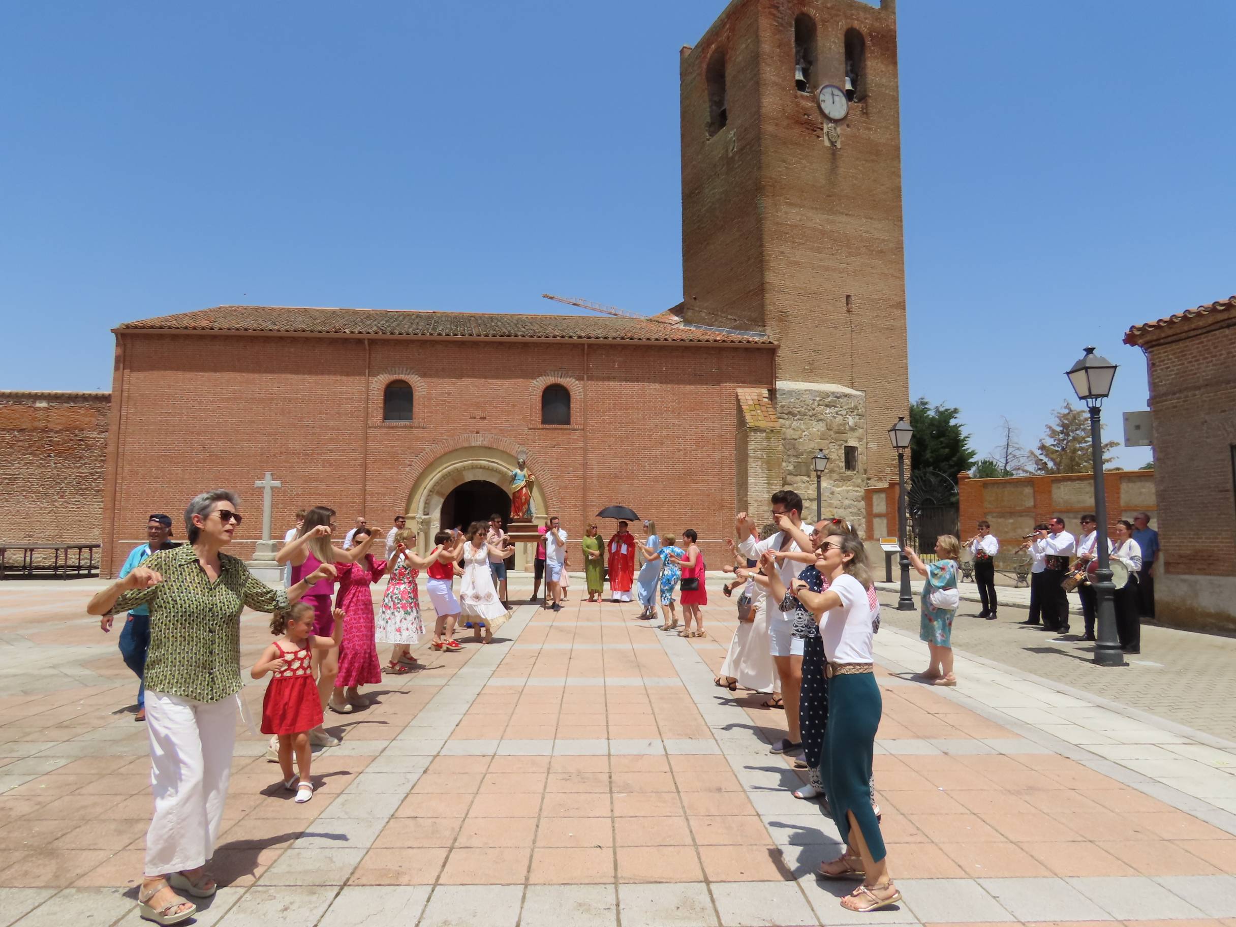 Animada y calurosa procesión en honor a San Pedro Apóstol en Paradinas de San Juan