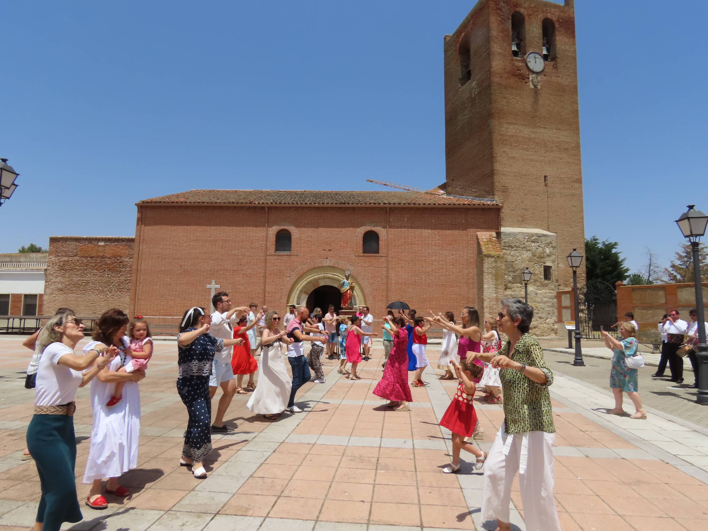 Animada y calurosa procesión en honor a San Pedro Apóstol en Paradinas de San Juan