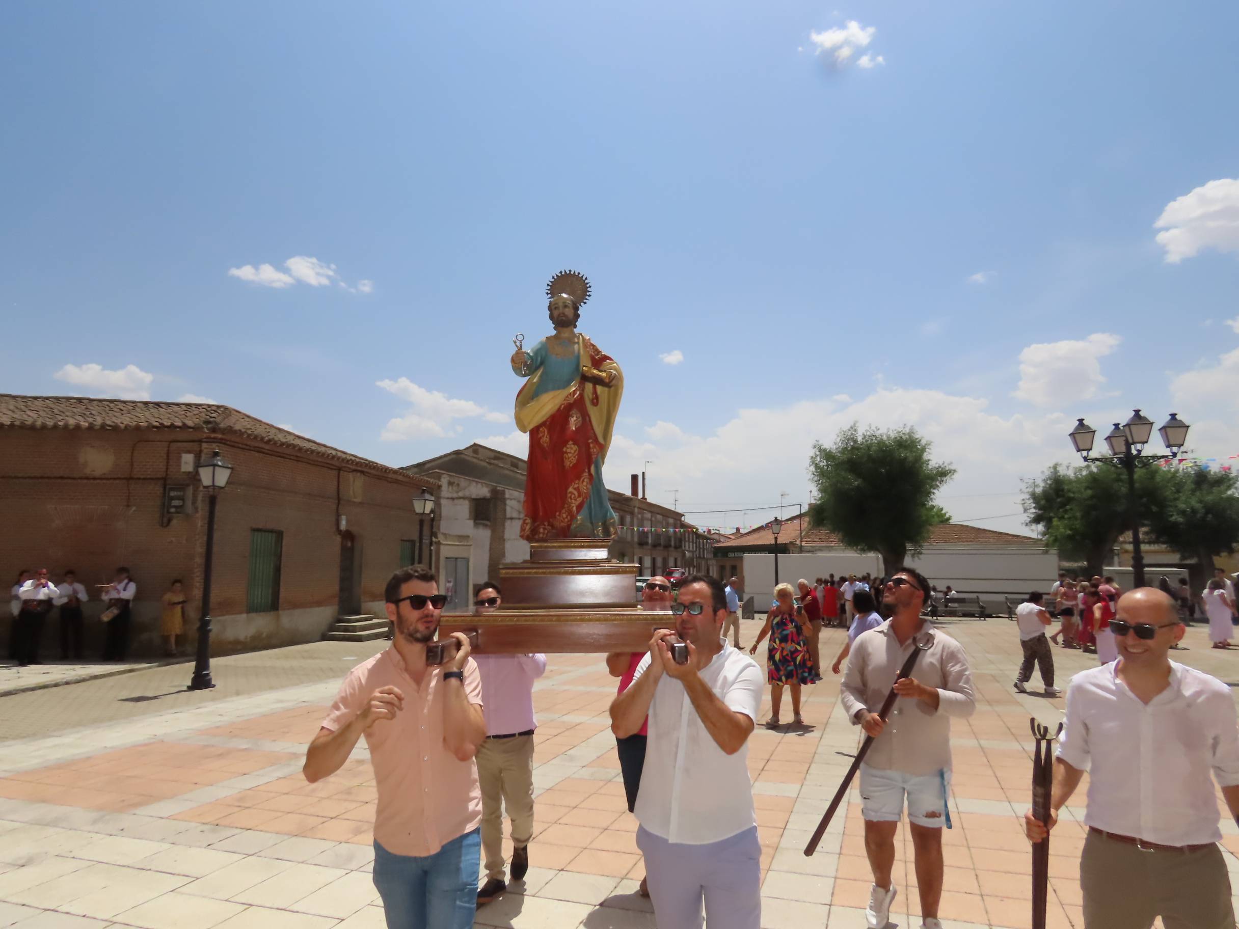 Animada y calurosa procesión en honor a San Pedro Apóstol en Paradinas de San Juan