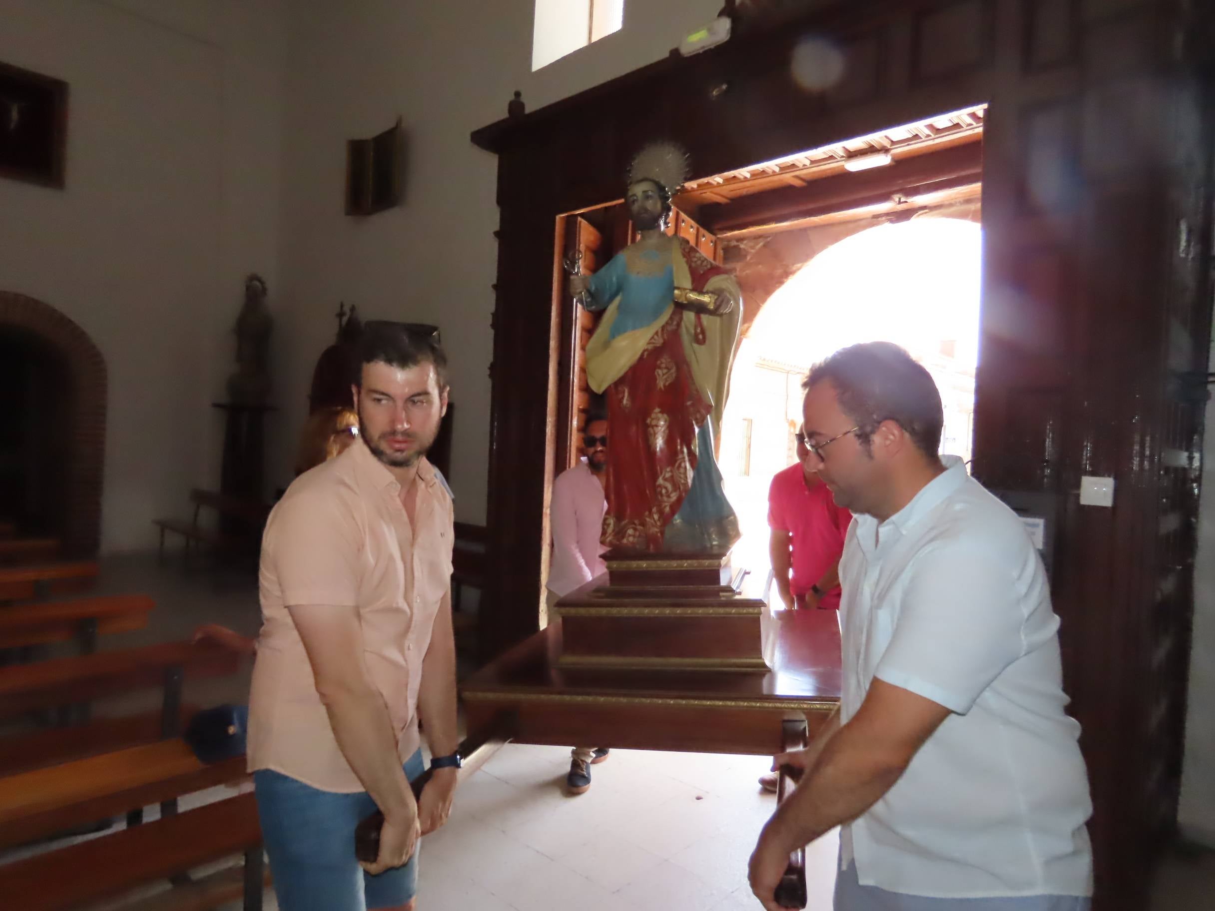 Animada y calurosa procesión en honor a San Pedro Apóstol en Paradinas de San Juan