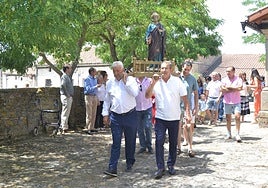 La imagen, tras la salida del templo al inicio de la procesión.