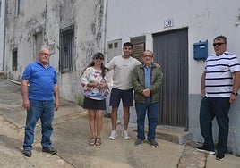 Eduardo, en el centro de la imagen, junto a su familia y un amigo en la casa en la que nació.