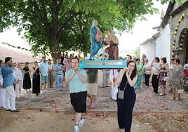 Momento de la salida en procesión de Santa Isabel.