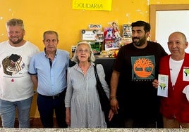 Los organizadores Jonathan Sánchez y Pedro Sánchez con los ganadores de la rifa solidaria y el presidente de la asociación bejarana contra el cáncer, Elías Fraile.