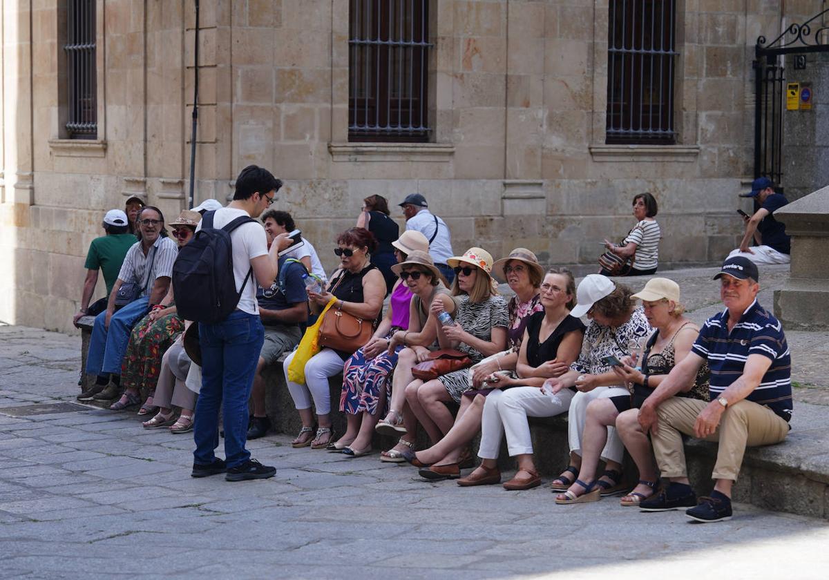 Algunos turistas descansan a la sombra en la zona monumental.