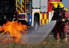 Los Bomberos de la Diputación, extinguiendo otro incendio.