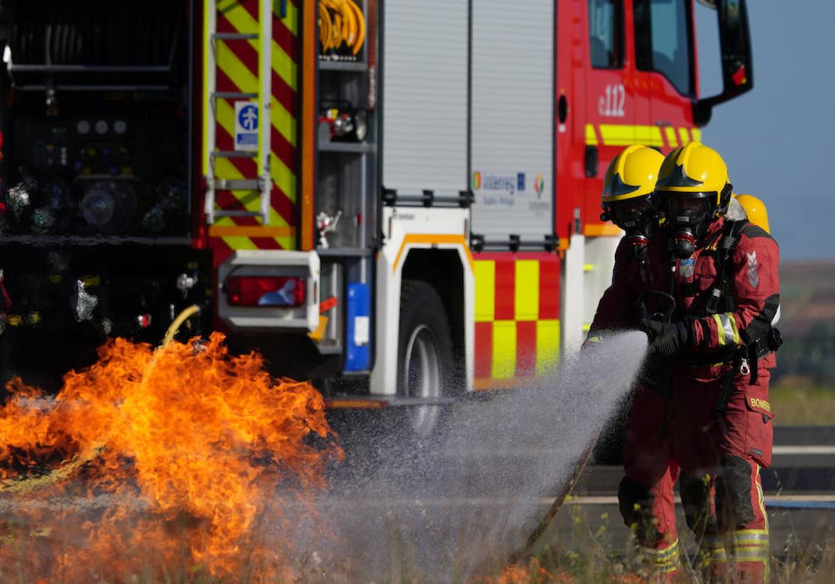 Los Bomberos de la Diputación, extinguiendo otro incendio.