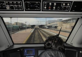 Un Alvia procedente de Madrid llegando a la estación de Salamanca.