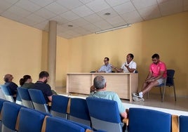 Concejales, durante el pleno celebrado en el Ayuntamiento de Cantalapiedra.