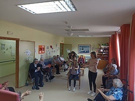 Una de las sesiones de los talleres que los estudiantes realizan con los mayores de las residencias.