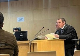 El abogado, en primer plano, durante otro juicio.