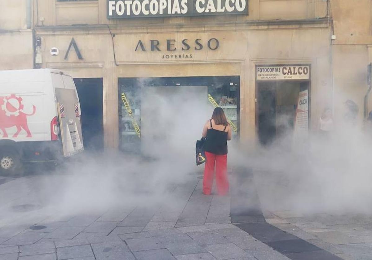 Foto de una masa de humo emanando de un negocio de la calle Toro.