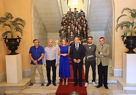 Foto de familia en el zaguán del Ayuntamiento de Salamanca.