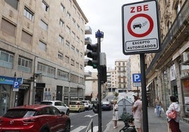 Una de las señales colocadas en las zonas de bajas emisiones, que coinciden con las zonas peatonales.