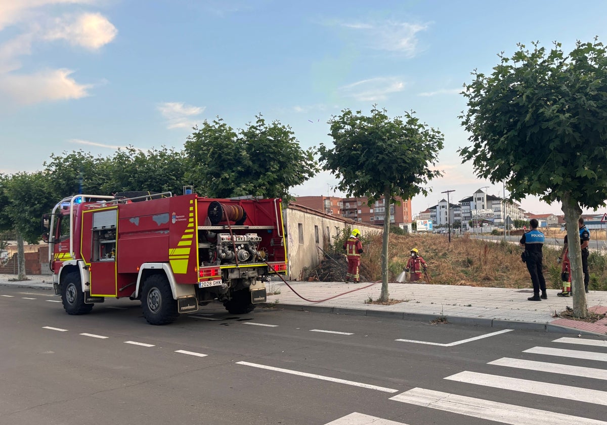 Los bomberos intervienen en un incendio declarado en un solar de Peñaranda de Bracamonte.
