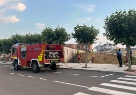 Los bomberos intervienen en un incendio declarado en un solar de Peñaranda de Bracamonte.