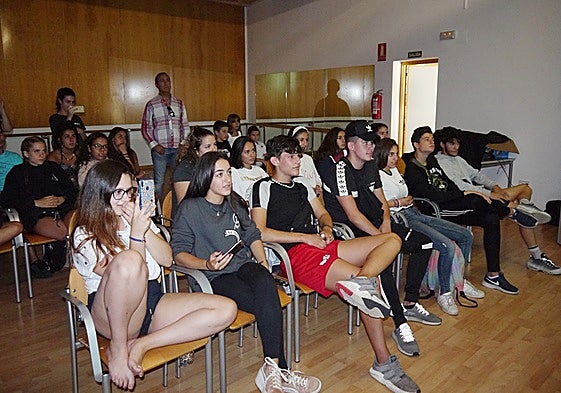 Un grupo de jóvenes, en una actividad organizada por el Consistorio carbajoseño.