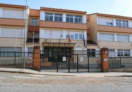 Acceso principal al colegio María Díaz de Béjar.