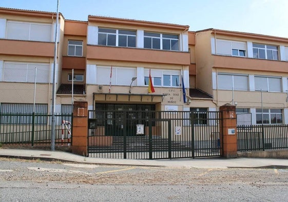 Acceso principal al colegio María Díaz de Béjar.