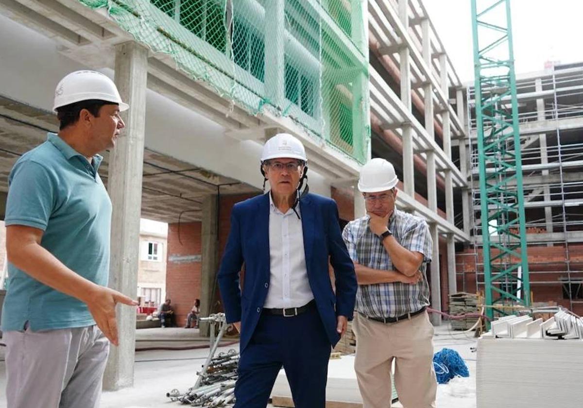 El concejal de Fomento, Fernando Carabias, en una de las visitas a las obras del edificio de viviendas de convivencia.