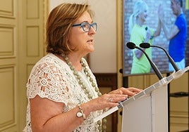 La concejala de Mayores, Isabel Macías, presentando el prograna con las nuevas actividades.