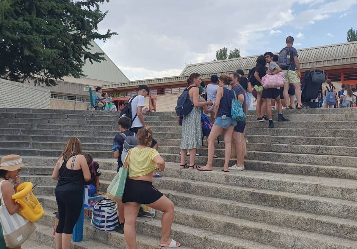 Colas en el acceso a las piscinas del Rosa Colorado.