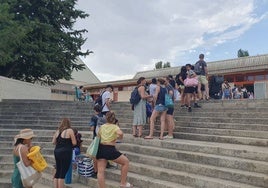 Colas en el acceso a las piscinas del Rosa Colorado.