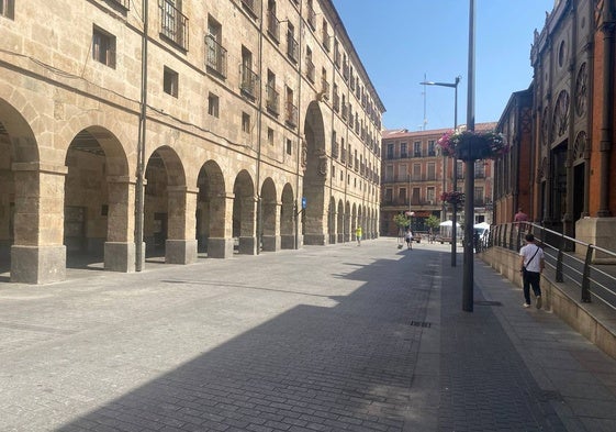 Zona anexa al Mercado Central, este miércoles prácticamente vacía de público y coches.