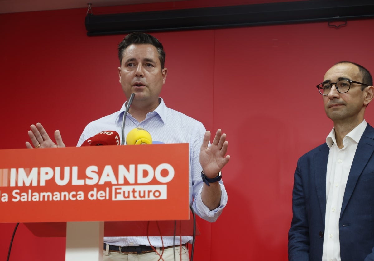 Daniel de la Rosa y David Serrada, este miércoles en la sede salmantina del PSOE.