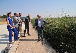 Pilar Sánchez, Eloy García, David Mingo, Fermín Pérez y Javier Iglesias, en la nueva depuradora de tipo humedal artificial.