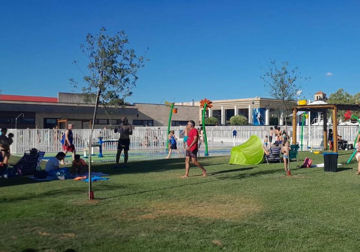 La piscina de Villares es una referencia para los usuarios y los 800 abonos a la venta se agotaron al igual que las 300 entradas libres diarias.