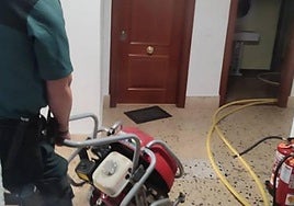 Un agente de la Guardia Civil de Salamanca, colaborando en las labores de extinción del fuego.