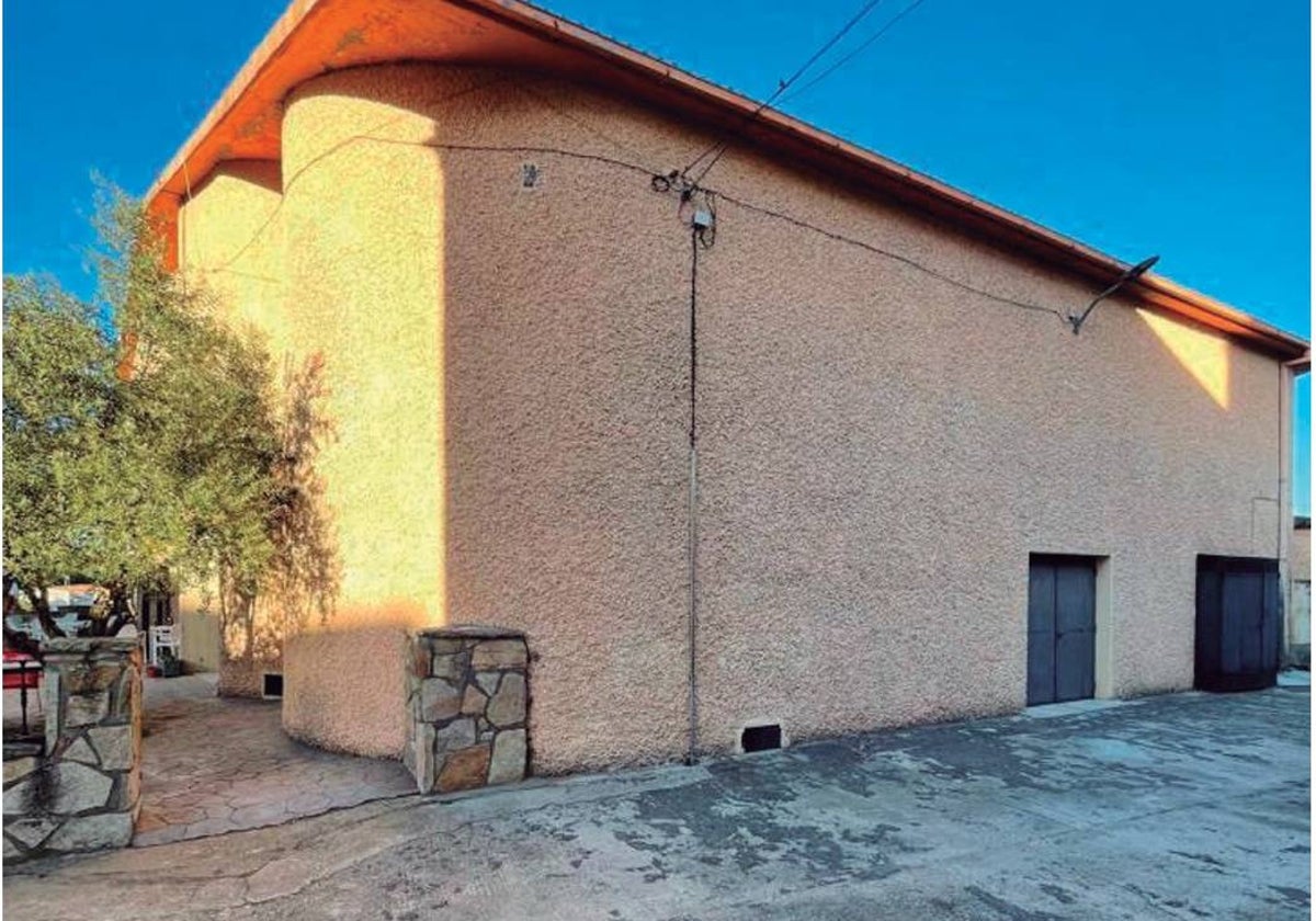 Exterior del salón cultural de Saucelle.