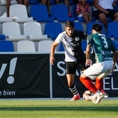 Iván Moreno, encarando a un jugador del Zamora durante un choque de la pasada pretemporada.