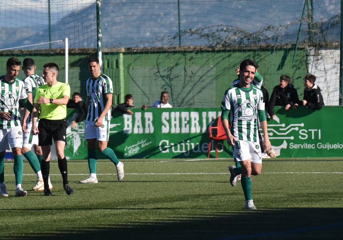 Cristóbal Gil celebra un gol este pasado curso con el CD Guijuelo.