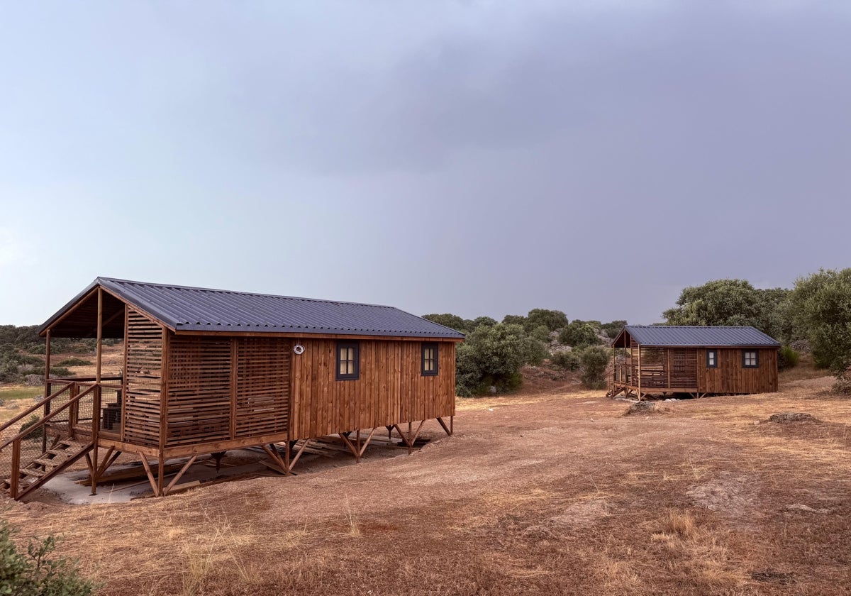 Dos de las cabañas de madera ya instaladas en Ledesma.