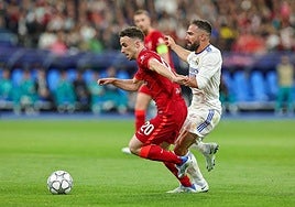 Diogo Jota, jugador que ha fallecido este jueves en un accidente en Zamora, intenta escaparse de Dani Carvajal.