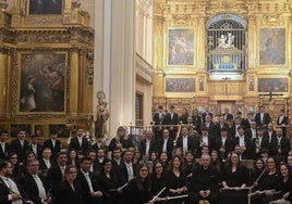 Los integrantes de la Banda de Música de Alba ante el sepulcro de Santa Teresa de Jesús.