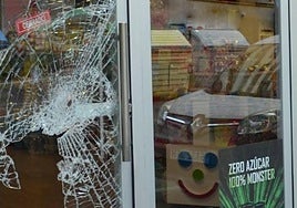 Imagen del escaparate del comercio roto.
