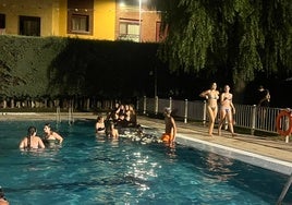 Fiesta nocturna en la piscina el pasado verano en Carbajosa.