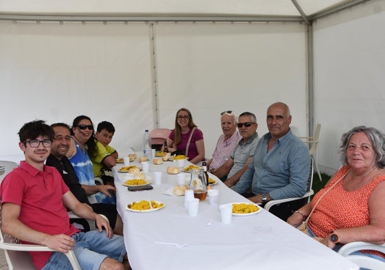 El alcalde de Buenavista, Pedro Agustín Martín, junto a varios familiares y amigos