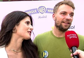 A la derecha, José María Almoguera, ante el micrófono de Europa Press.