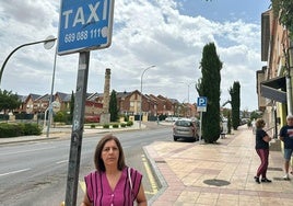 La edil María Soledad García, de Bienestar Social, junto a la parada de taxis de la travesía de Villamayor de Armuña.