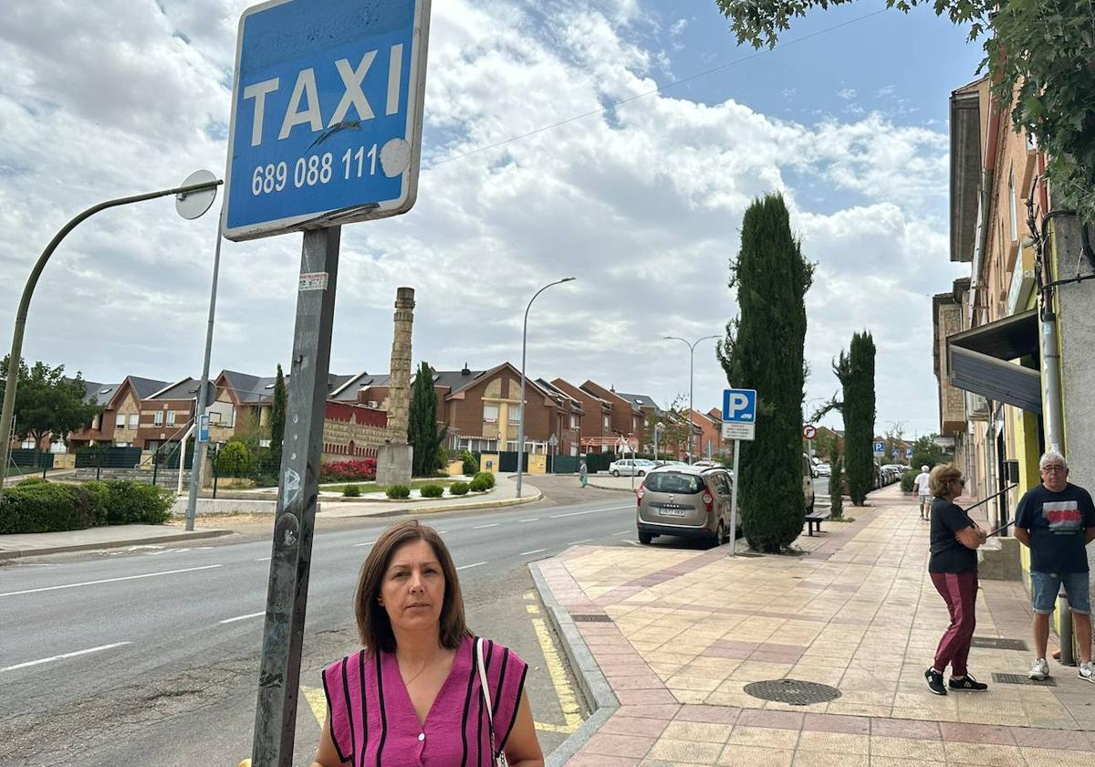 La edil María Soledad García, de Bienestar Social, junto a la parada de taxis de la travesía de Villamayor de Armuña.