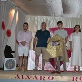 Álvaro, en el centro, junto a sus padres y amigos