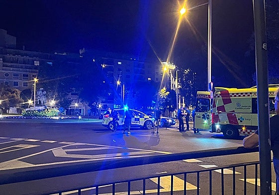 Ambulancia y Policía Local tras la colisión entre un turismo y un patinete en la plaza de España.